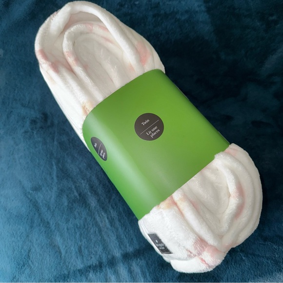 NEW! KATE SPADE Oversized Twin Plush Fleece Blanket White Pink Spade NWT! - Picture 9 of 12